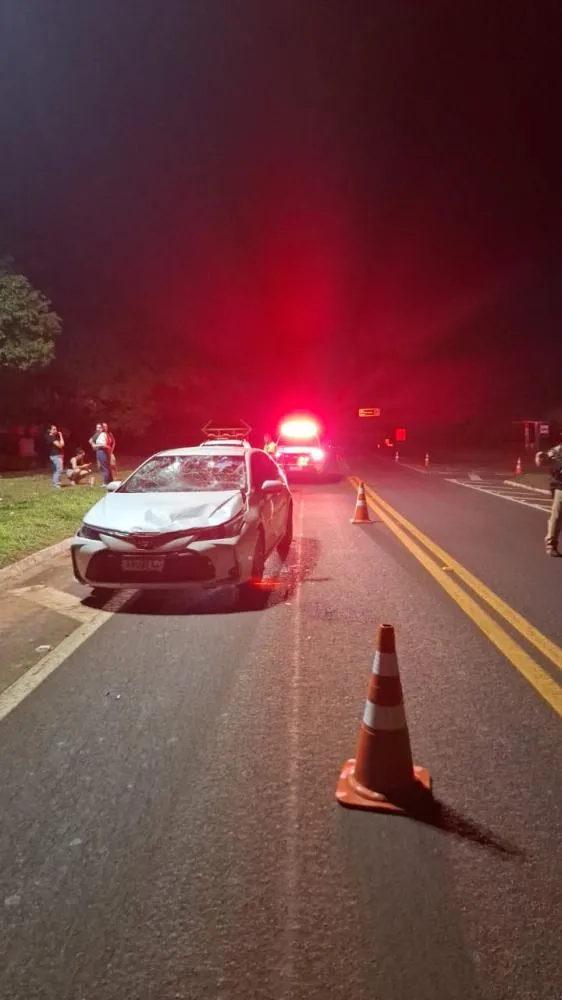 Acidente deixa dois feridos após colisão entre carro e motocicleta na pr-323, em Perobal 