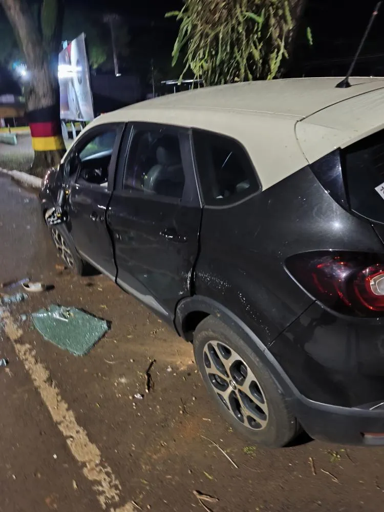 Motorista perde o controle e capota veículo no centro de Marechal Rondon