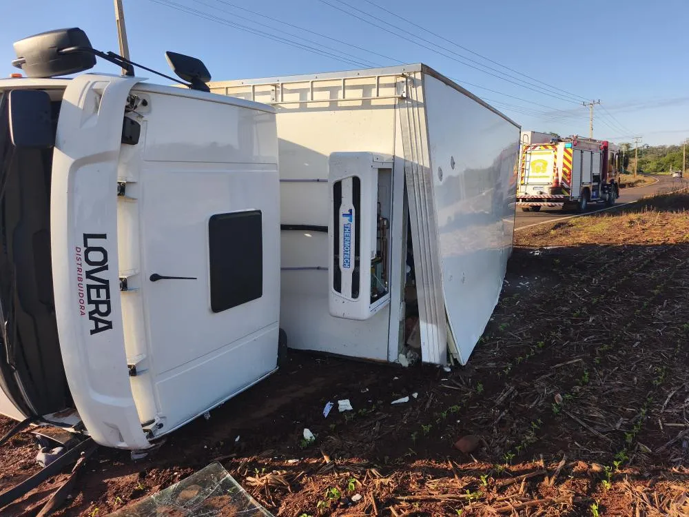 Caminhão carregado com frios tomba e deixa homem ferido na rodovia entre Marechal Rondon a  Margarida
