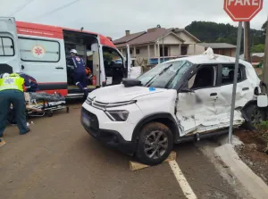 Colisão entre carro e caminhão deixa duas pessoas gravemente feridas 