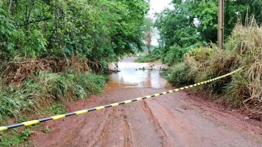 Defesa Civil interdita ponte entre a linha São Braz e Diamante do Oeste