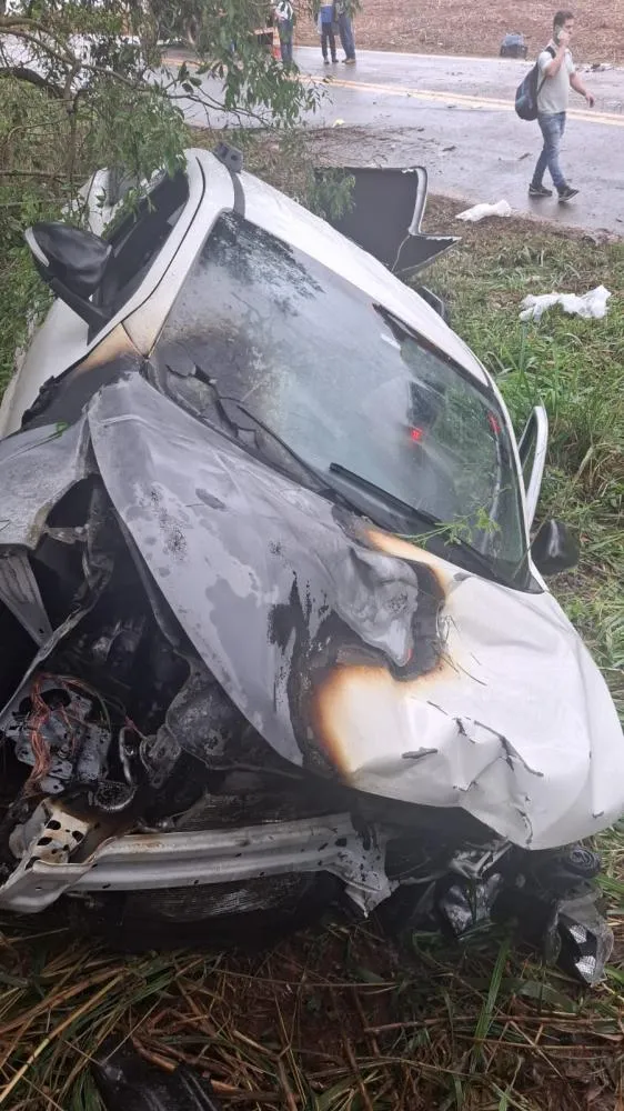 Colisão envolvendo duas picapes e um caminhão deixa motorista ferido na PR-180, em Goioerê 