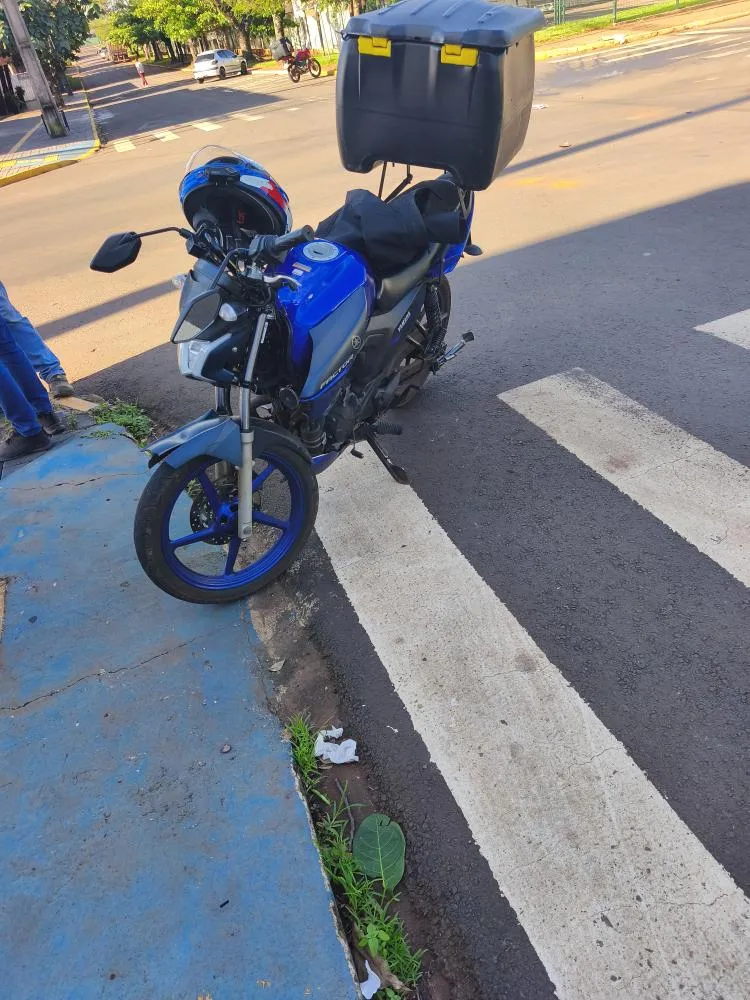 Homem fica ferido em colisão entre carro e motocicleta no centro de Marechal Rondon 