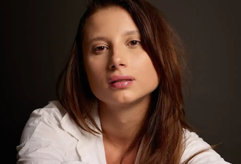 Atriz natural de Marmeleiro deixa a UTI após infecção durante tratamento contra câncer 