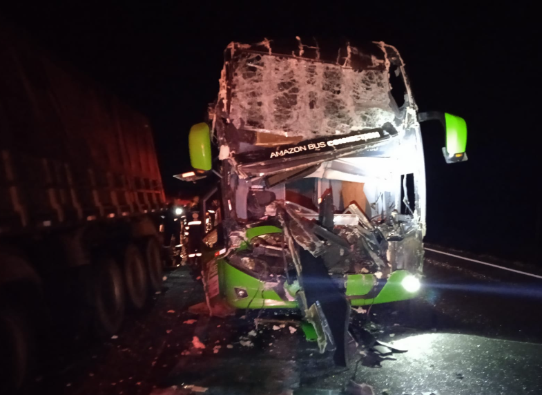 Acidente entre ônibus e caminhão deixa motorista morto e três feridos na BR-376 