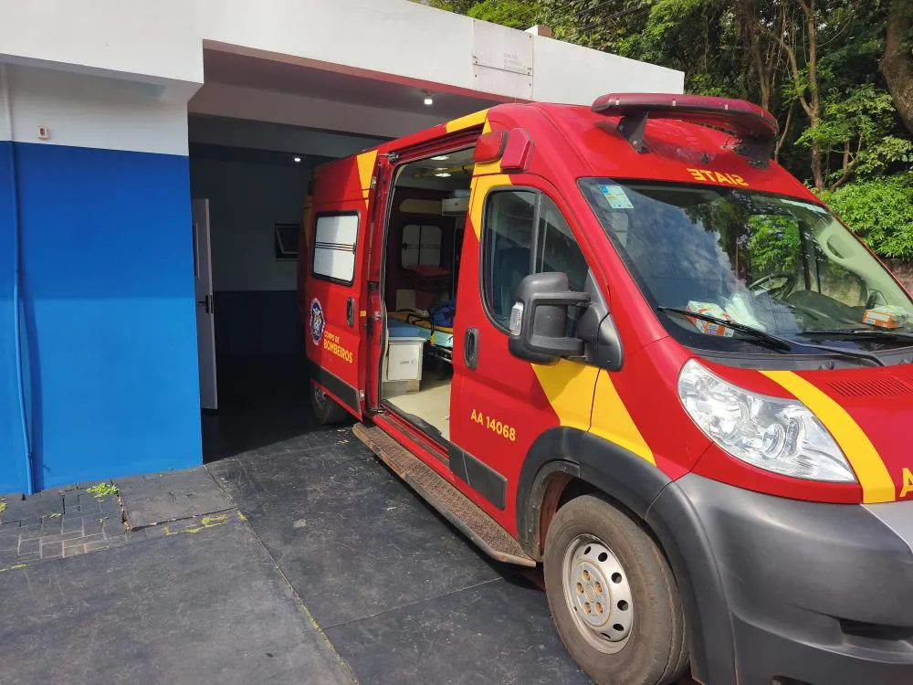 Colisão entre motocicleta e Fusca deixa jovem de 21 anos ferido em Marechal Cândido Rondon