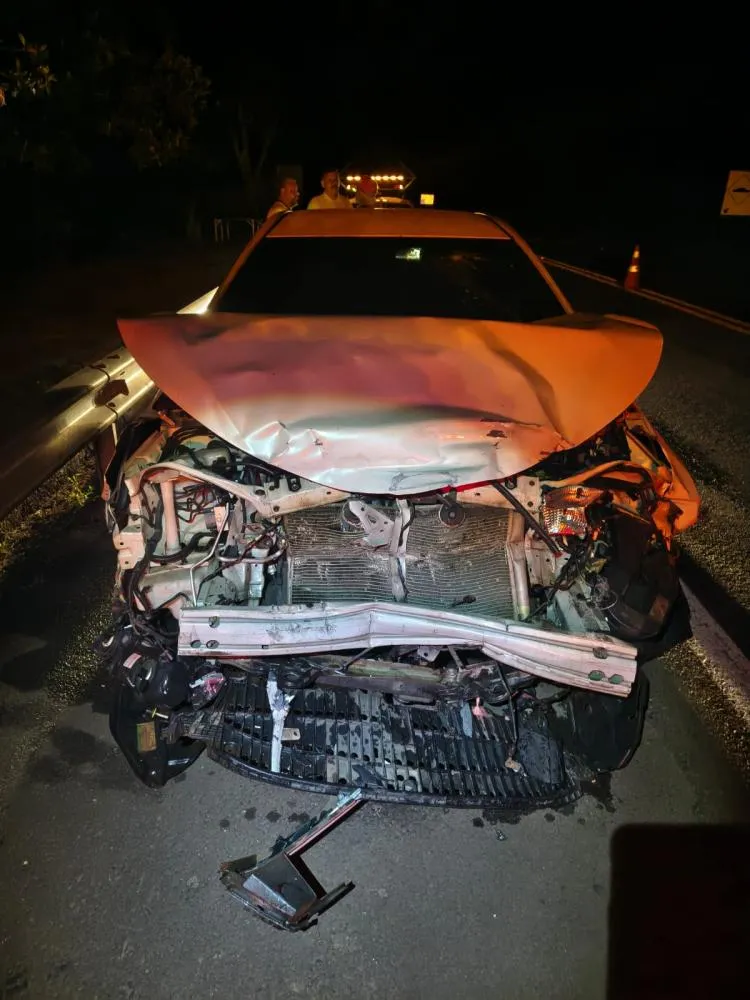 Colisão traseira entre jeep compass e toyota corolla deixa homem ferido na pr-323, em Perobal